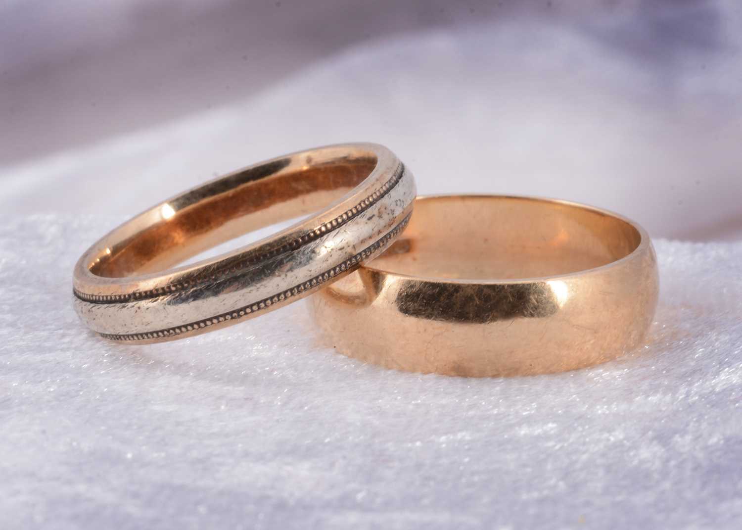 Lot 4 - A 9ct gold wedding band of barrel form