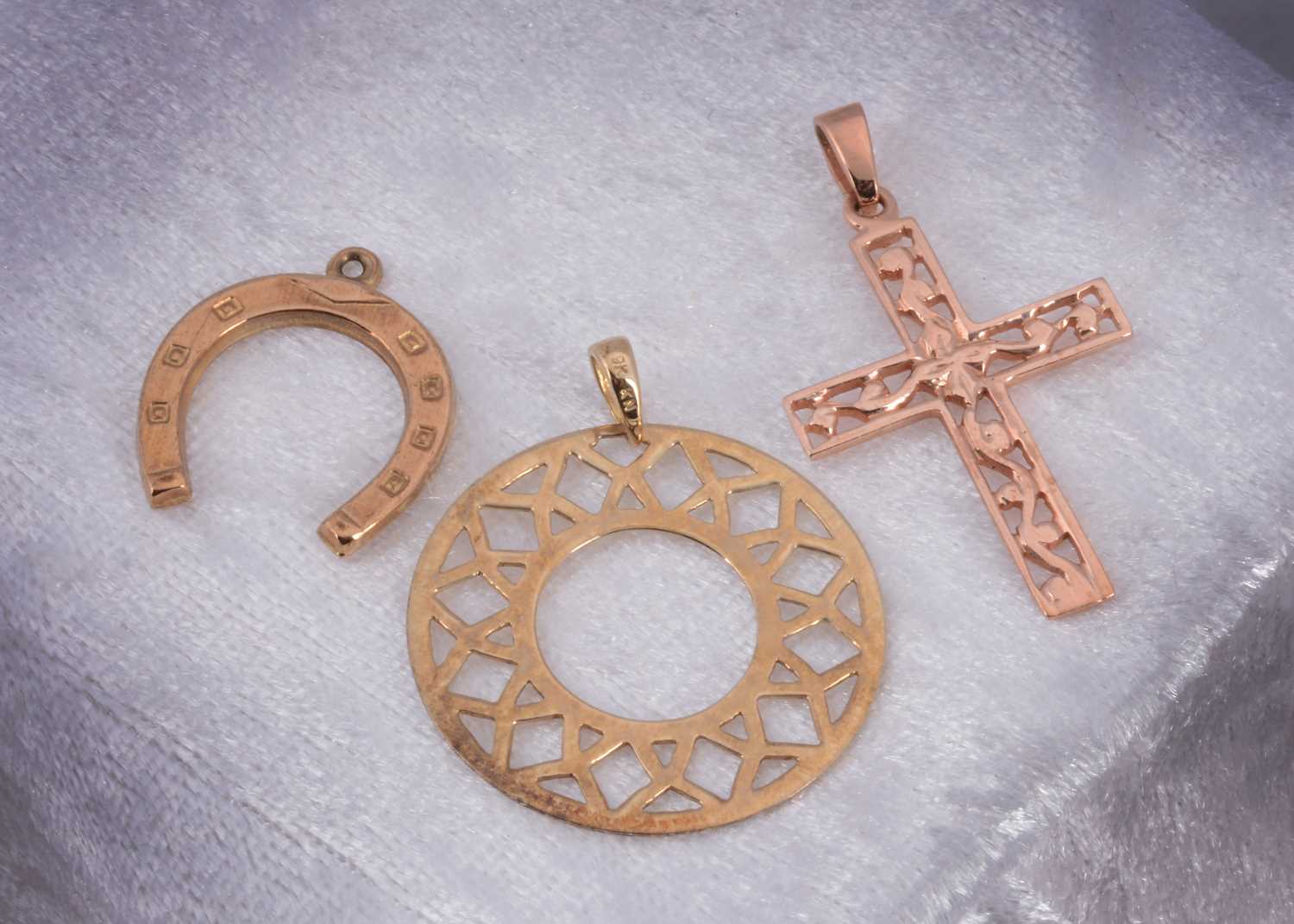 Lot 12 - Three 9ct gold pendants