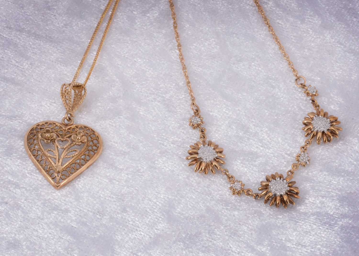 Lot 18 - A 9ct gold heart shaped pendant and chain