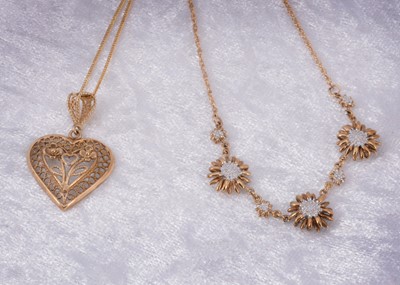 Lot 18 - A 9ct gold heart shaped pendant and chain