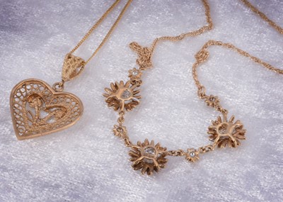 Lot 18 - A 9ct gold heart shaped pendant and chain