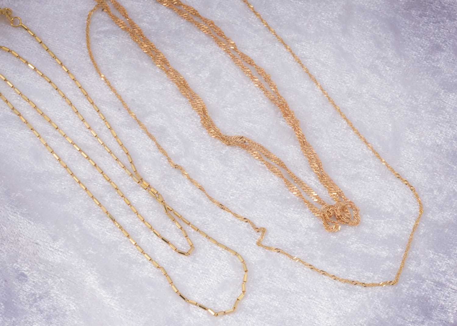 Lot 19 - A collection of 9ct gold necklaces