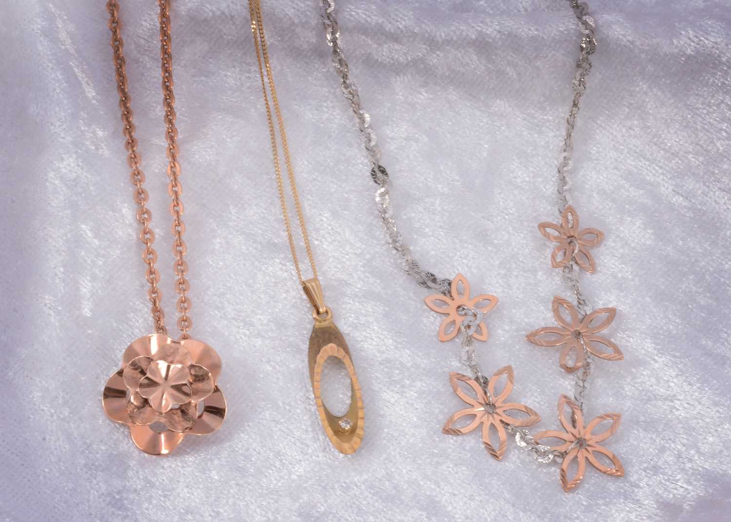 Lot 20 - A collection of 9ct gold pendants and chains