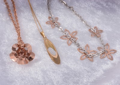 Lot 20 - A collection of 9ct gold pendants and chains