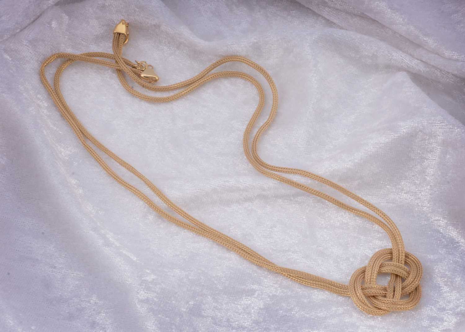 Lot 21 - A 9ct gold knot necklace
