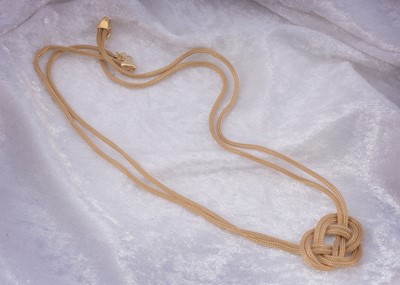 Lot 21 - A 9ct gold knot necklace