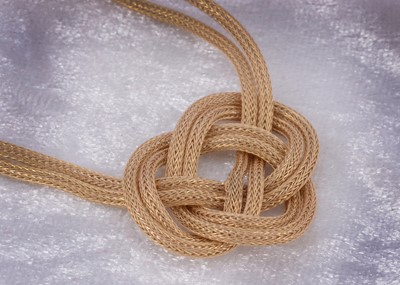 Lot 21 - A 9ct gold knot necklace