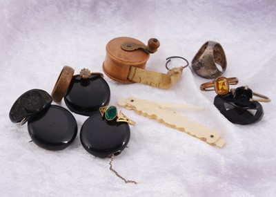 Lot 30 - A small collection of jet items