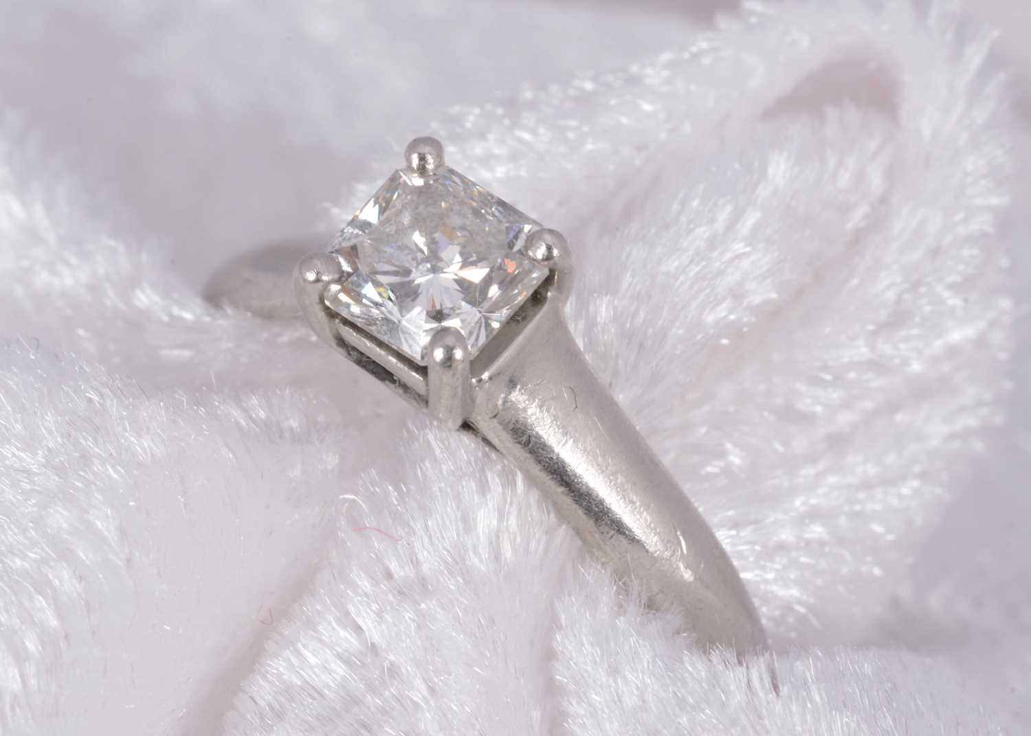 Lot 31 - A Tiffany & Co diamond platinum set solitaire