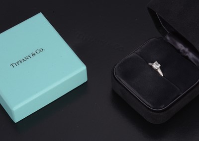 Lot 31 - A Tiffany & Co diamond platinum set solitaire