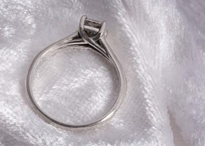 Lot 31 - A Tiffany & Co diamond platinum set solitaire
