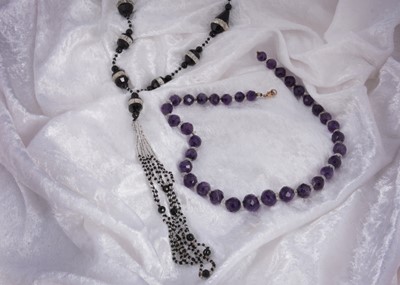 Lot 33 - An art deco flapper's necklace with black and white glass beads