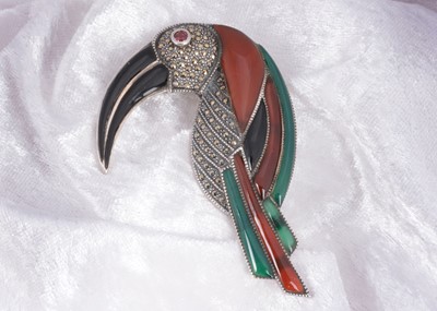 Lot 34 - A contemporary silver marcasite, garnet and onyx