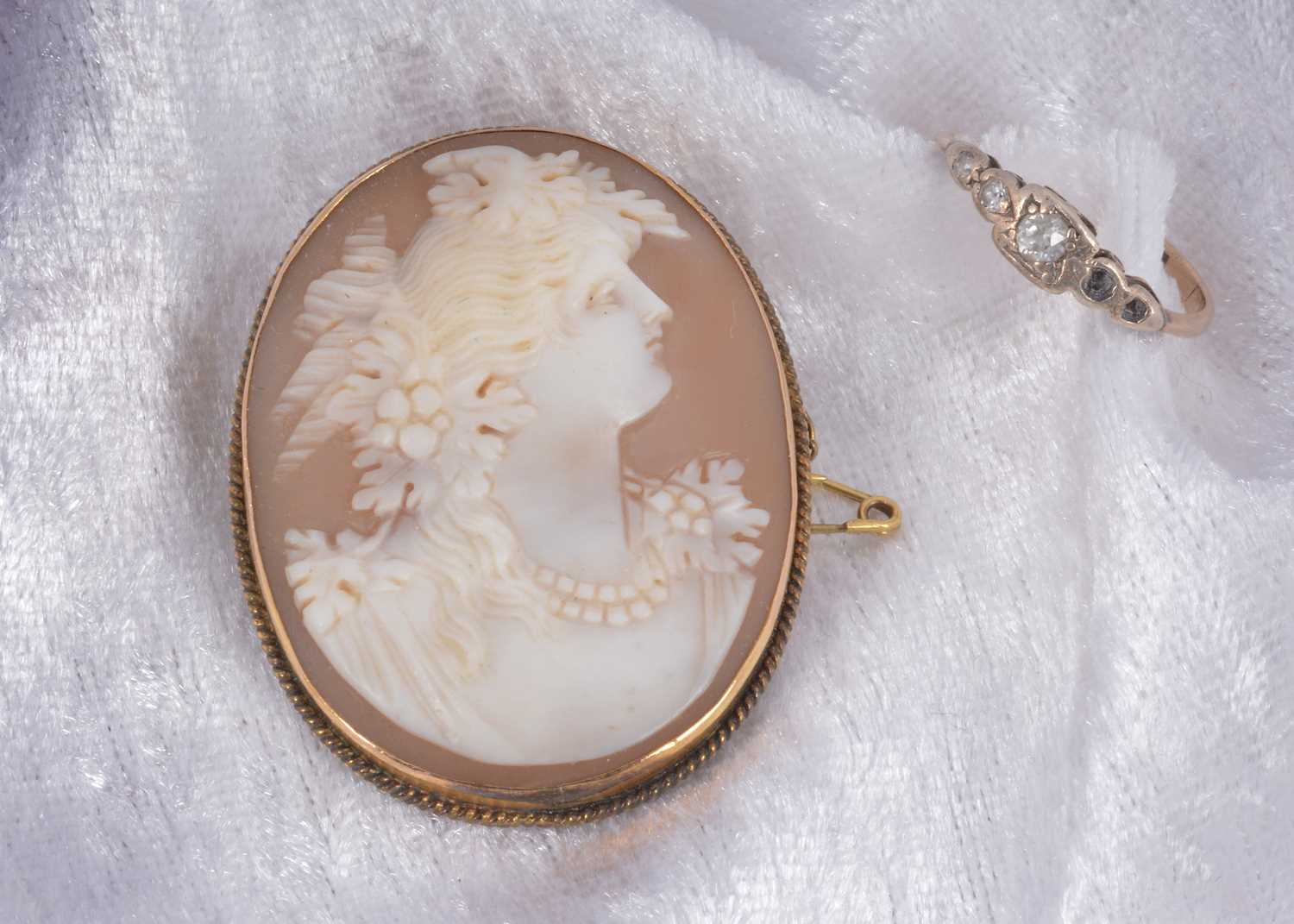Lot 38 - A 9ct gold framed carved shell cameo brooch