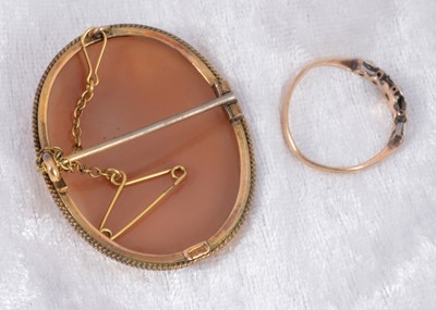 Lot 38 - A 9ct gold framed carved shell cameo brooch