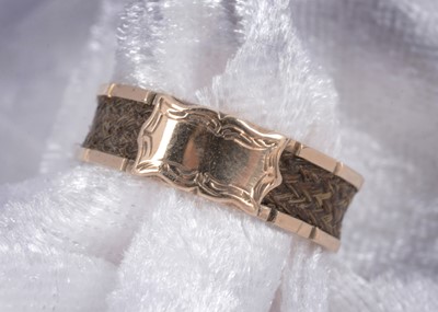 Lot 42 - A 19th Century gold and plaited hair mourning ring