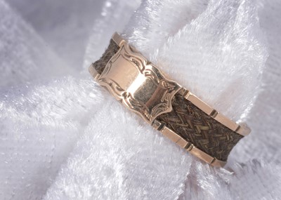 Lot 42 - A 19th Century gold and plaited hair mourning ring