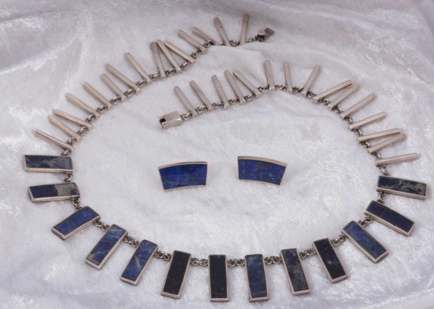 Lot 45 - A Mexican lapis lazuli silver fringe necklace