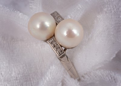 Lot 56 - A 14k marked cultured pearl crossover dress ring