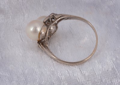 Lot 56 - A 14k marked cultured pearl crossover dress ring