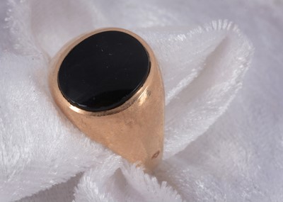 Lot 58 - A 9ct gold black onyx signet ring