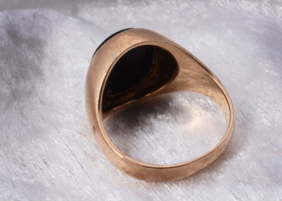 Lot 58 - A 9ct gold black onyx signet ring