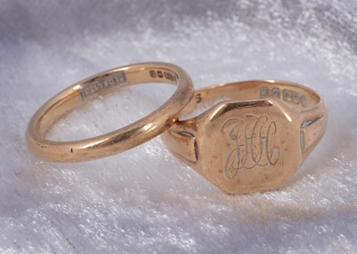 Lot 59 - A 9ct gold signet ring