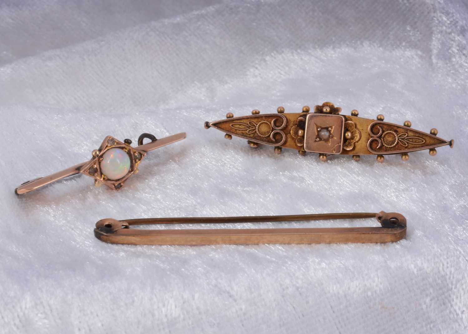 Lot 61 - Three 9ct gold bar brooches