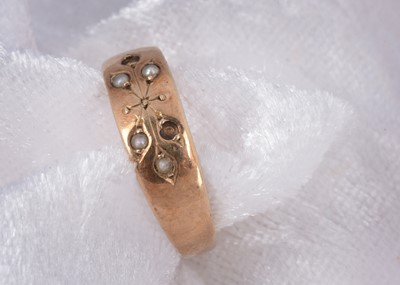 Lot 66 - An 18ct gold seed pearl dress ring