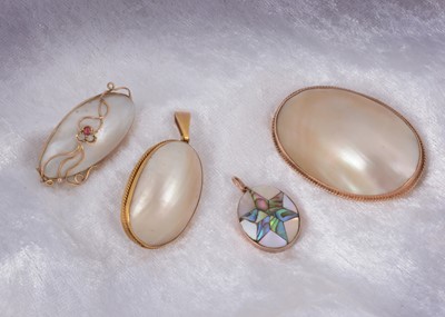 Lot 67 - A collection of mother of pearl gold set jewellery