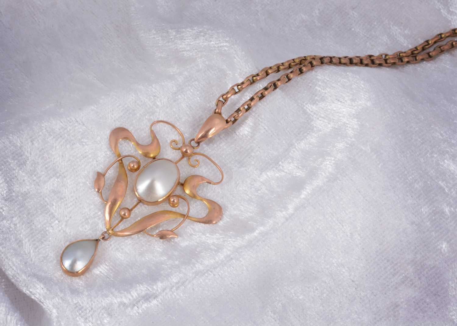 Lot 68 - An art nouveau 9ct gold pearl set pendant and chain