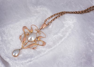 Lot 68 - An art nouveau 9ct gold pearl set pendant and chain