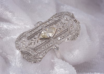 Lot 70 - An art deco style diamond set tablet ring