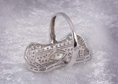 Lot 70 - An art deco style diamond set tablet ring