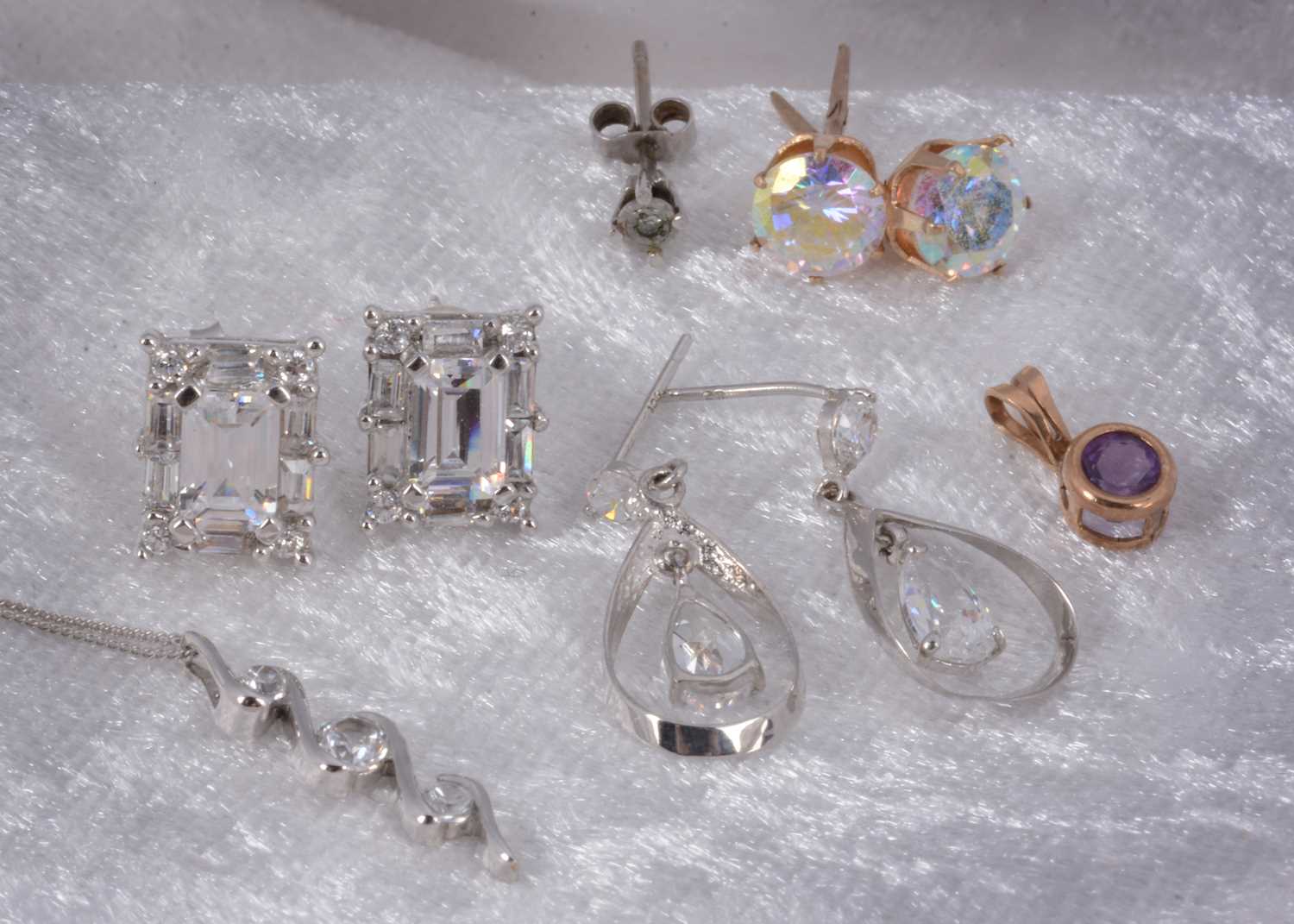 Lot 74 - A collection of 9ct gold gem set and plain earrings