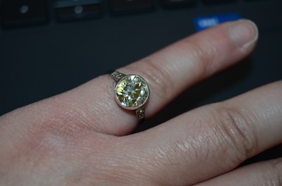 Lot 76 - An old cut diamond solitaire