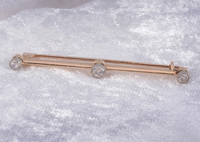 Lot 78 - A three stone diamond bar brooch