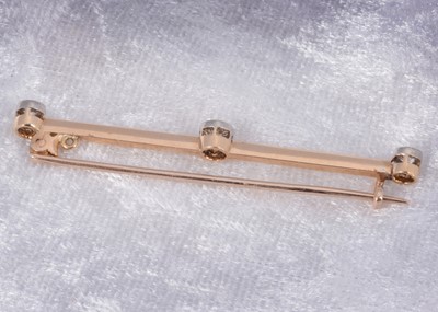 Lot 78 - A three stone diamond bar brooch