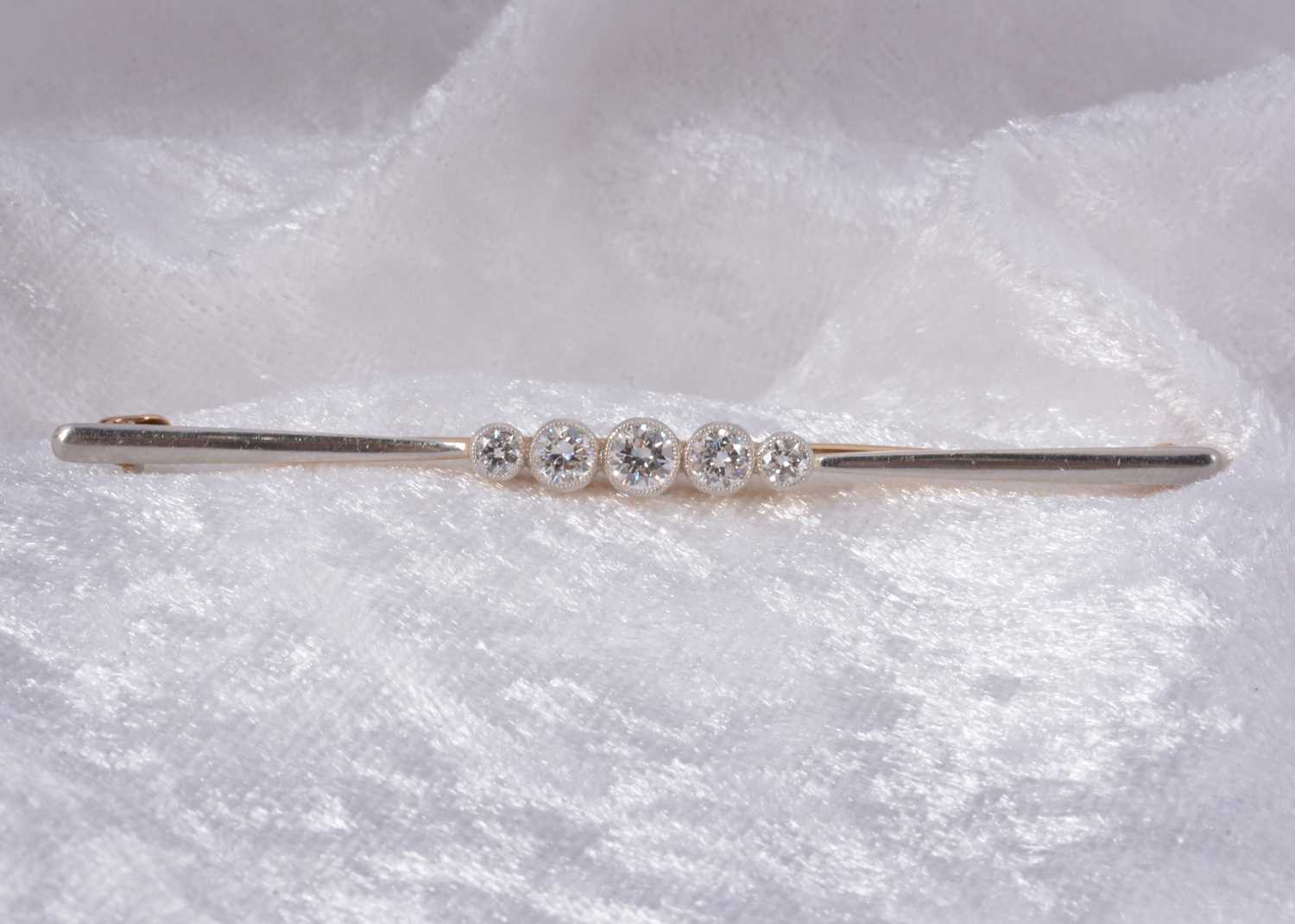 Lot 79 - A five stone diamond 15ct gold bar brooch