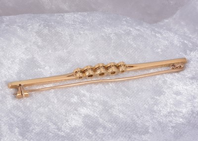 Lot 79 - A five stone diamond 15ct gold bar brooch
