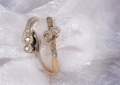 Lot 80 - An 18ct gold diamond and platinum three stone dress ring