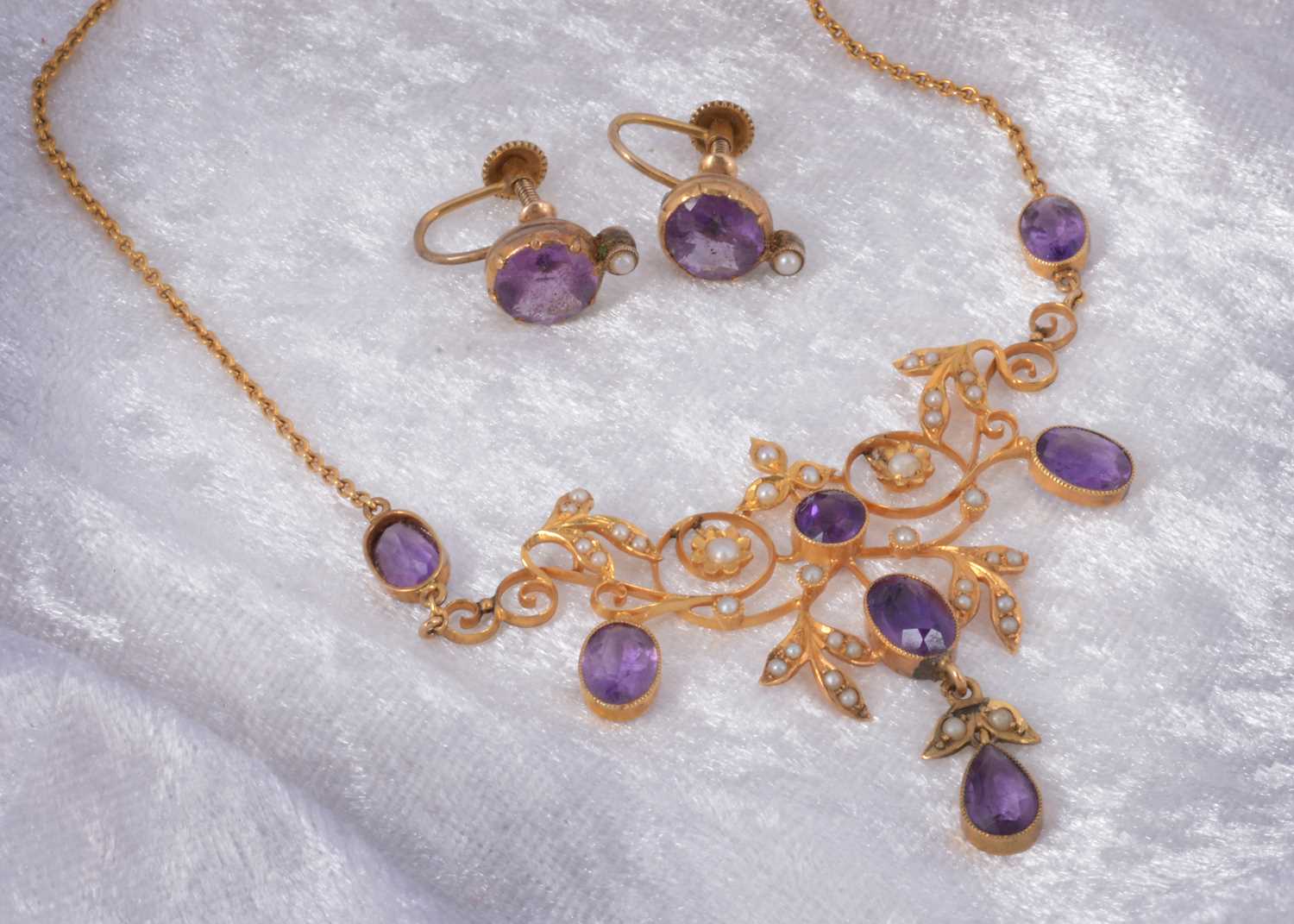Lot 85 - An Edwardian 9ct gold amethyst and seed pearl necklace
