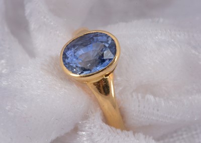 Lot 87 - An 18ct gold single sapphire set dress ring