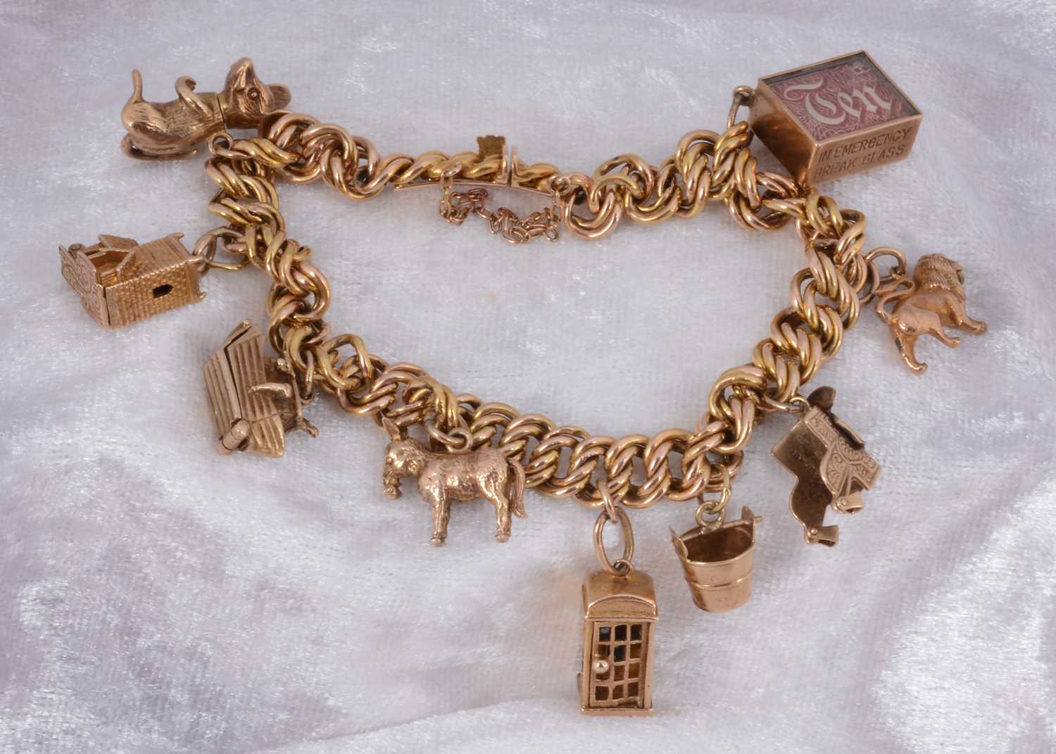 Lot 88 - An Edwardian 15ct gold curb link bracelet