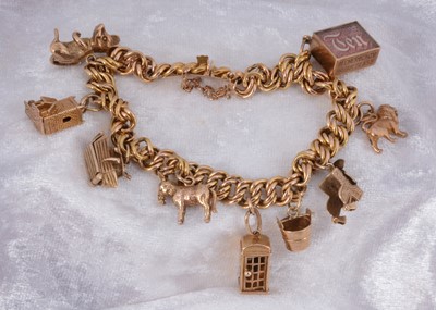 Lot 88 - An Edwardian 15ct gold curb link bracelet