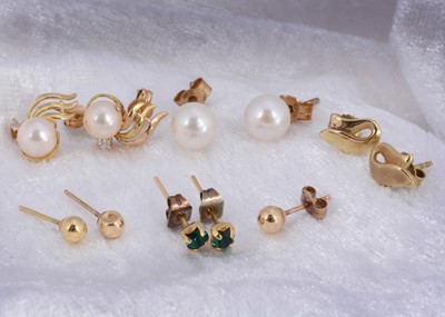 Lot 102 - A collection of pearl 9ct gold stud earrings