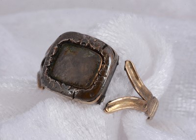 Lot 104 - A William IV mourning ring