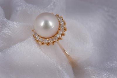 Lot 105 - A 14k continental cultured pearl and diamond cluster ring