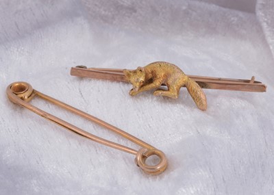 Lot 114 - An Edwardian 9ct gold fox bar brooch