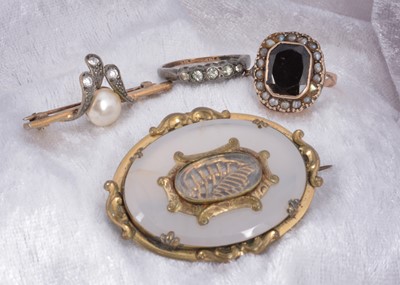 Lot 115 - A 19th Century oval sardonyx brooch